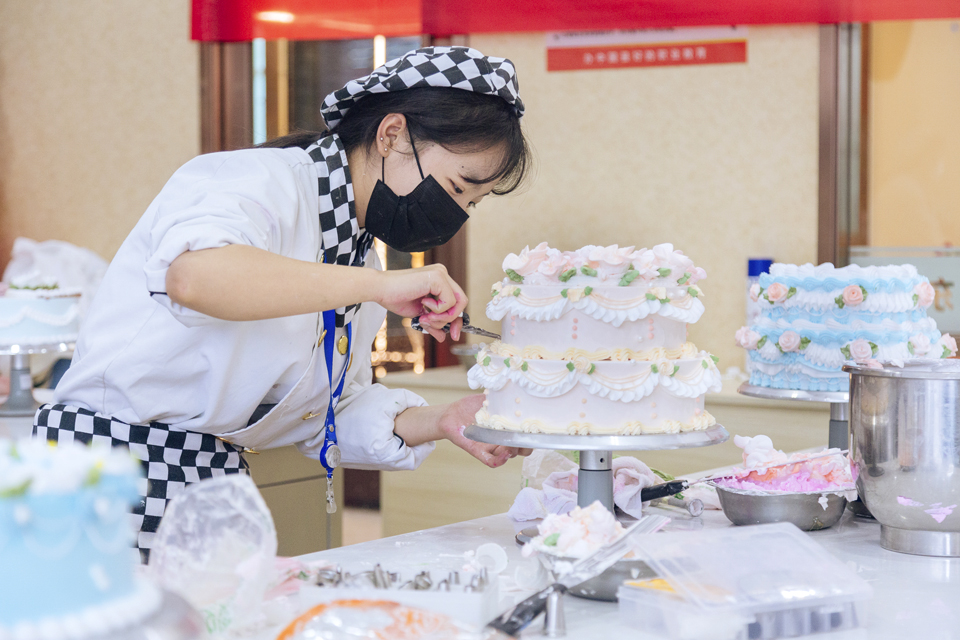 女孩子想学西点培训：选择何处，成就未来甜点师之梦